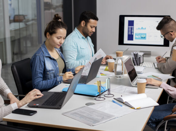 Equipo trabajando en productos digitales